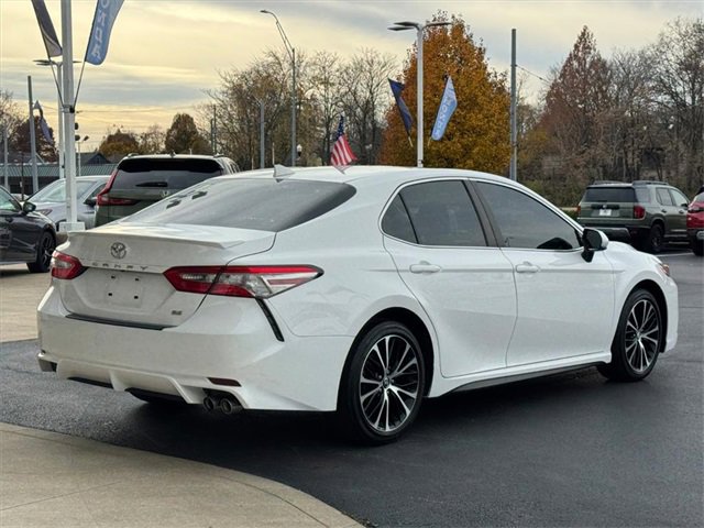 2019 Toyota Camry SE XLE photo 3