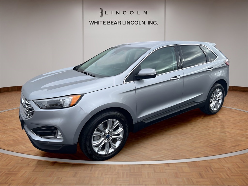 2022 Ford Edge Titanium photo 2