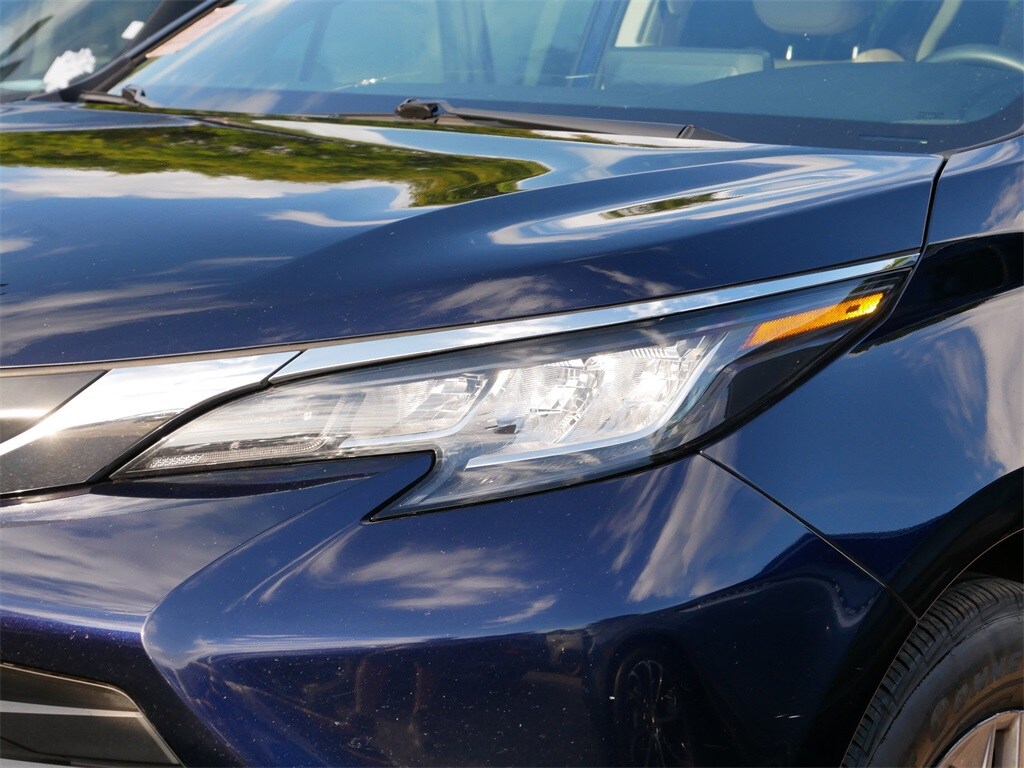 2023 Toyota Sienna XLE photo 2