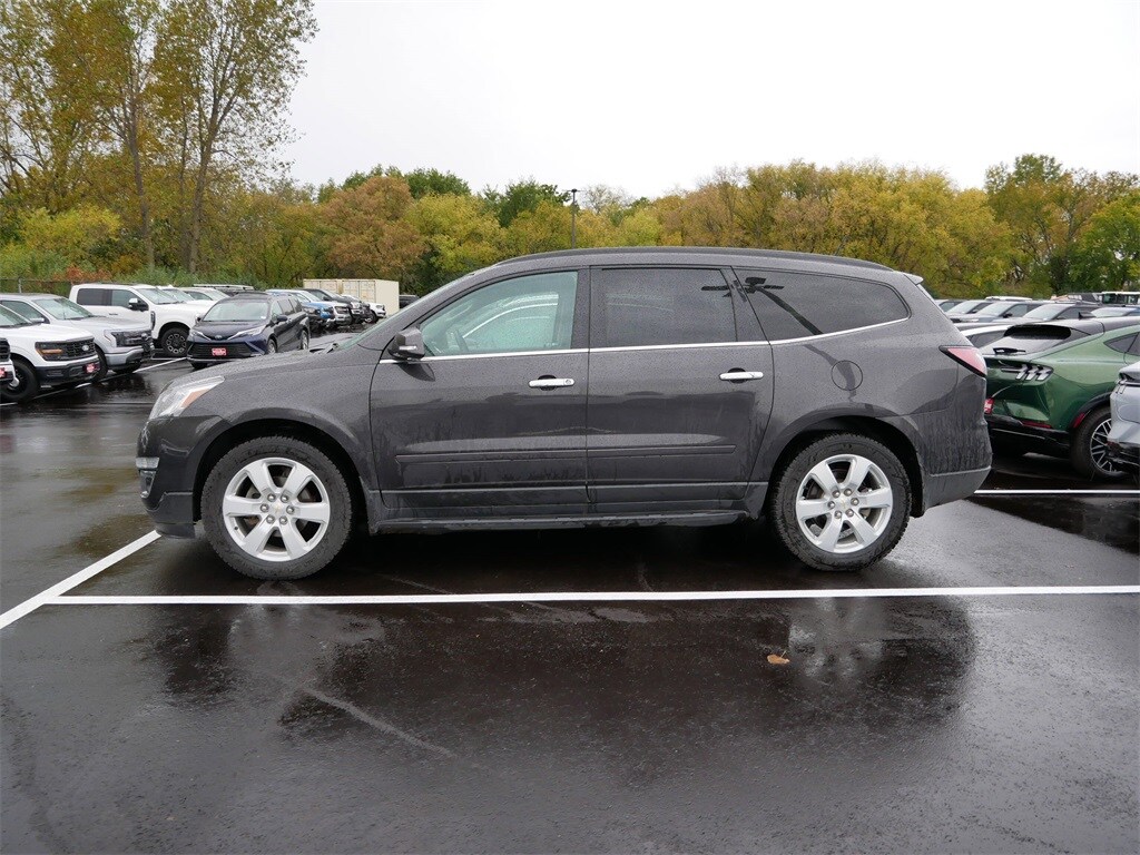 2017 Chevrolet Traverse 2LT photo 2