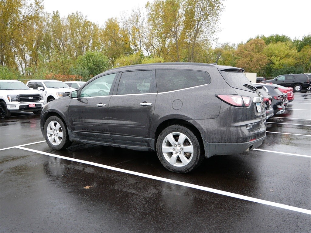 2017 Chevrolet Traverse 2LT photo 3