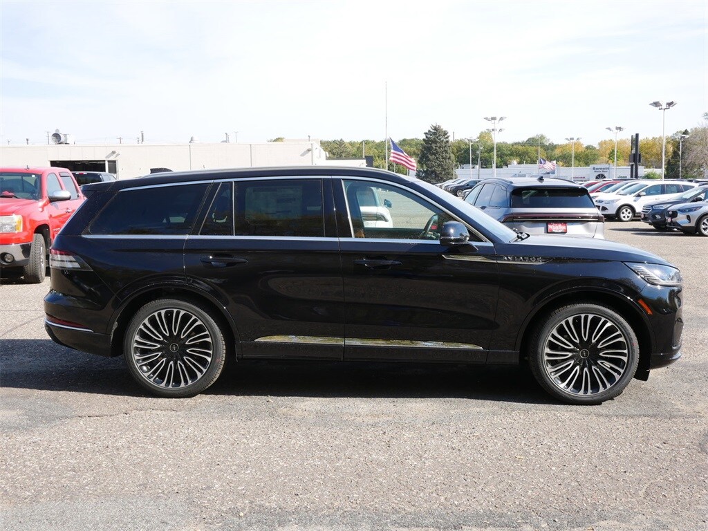 2025 Lincoln Aviator Black Label photo 2