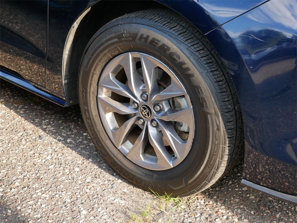 2023 Toyota Sienna XLE photo 4