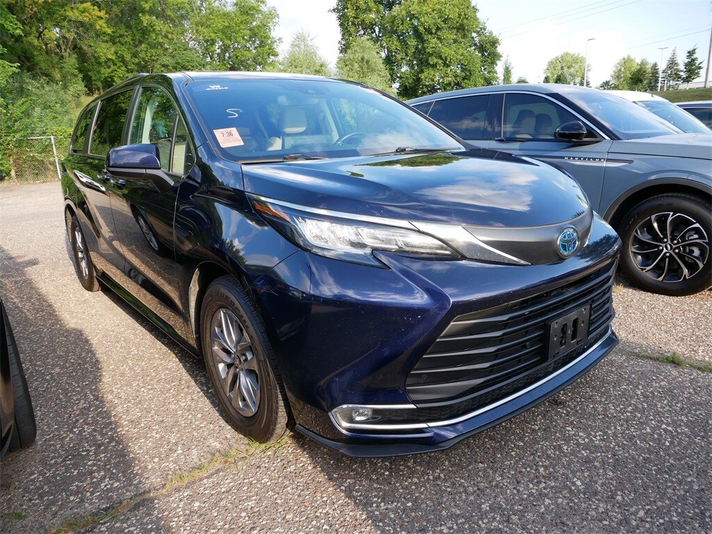 2023 Toyota Sienna XLE photo 3