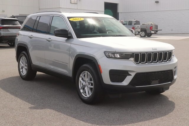 2025 Jeep Grand Cherokee Laredo X photo 3