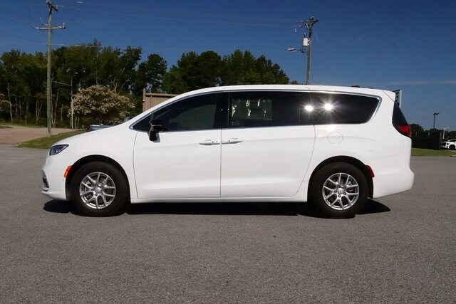 2026 Chrysler Pacifica photo 3