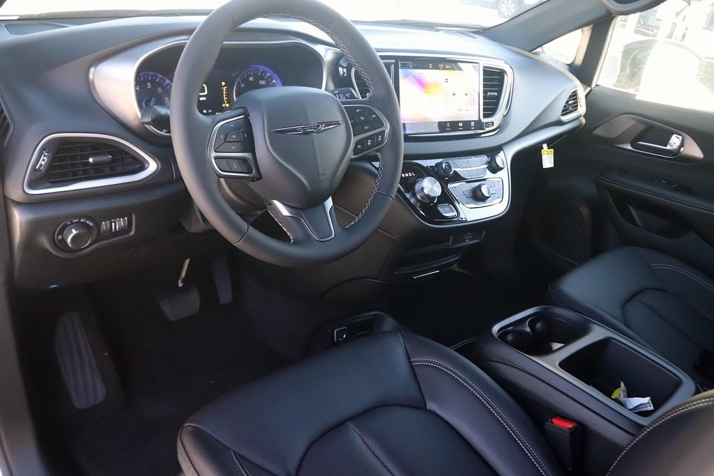 2026 Chrysler Voyager LX - Photo 11