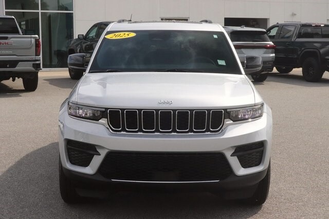 2025 Jeep Grand Cherokee Laredo X photo 2