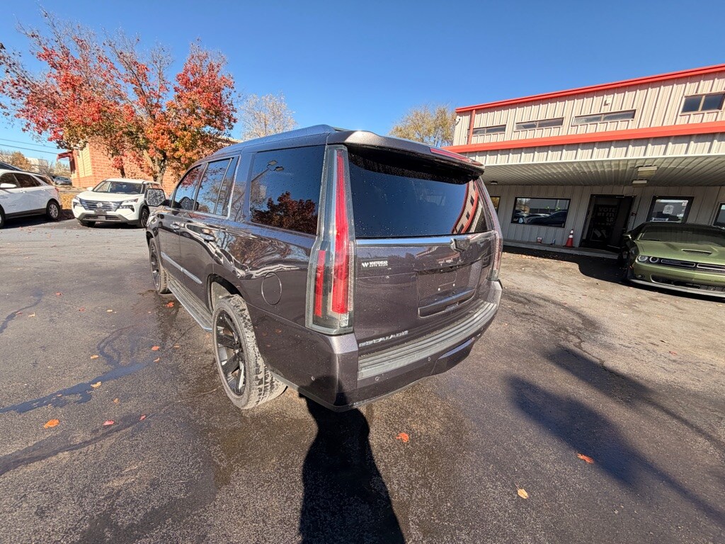 2018 Cadillac Escalade Luxury photo 3