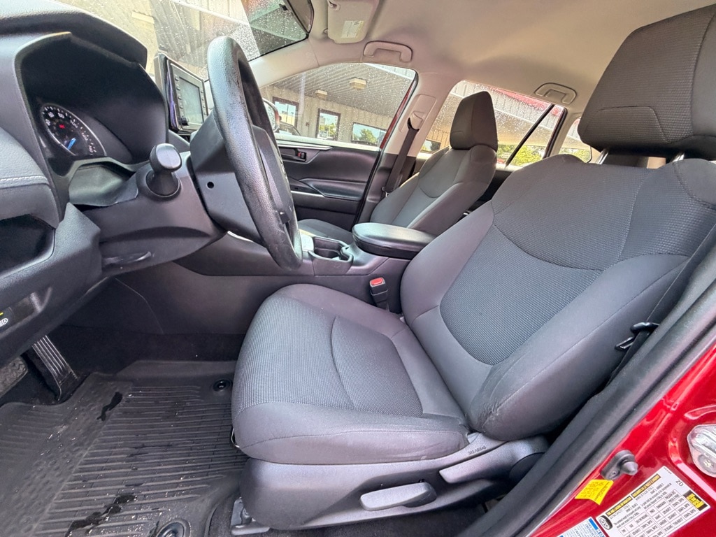 2021 Toyota RAV4 LE - Photo 9