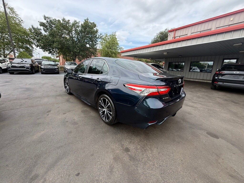 Used 2018 Toyota Camry SE Sedan