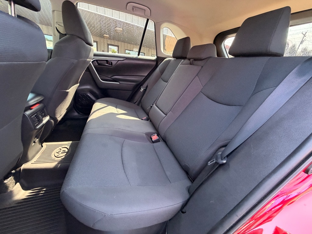 2021 Toyota RAV4 LE - Photo 8