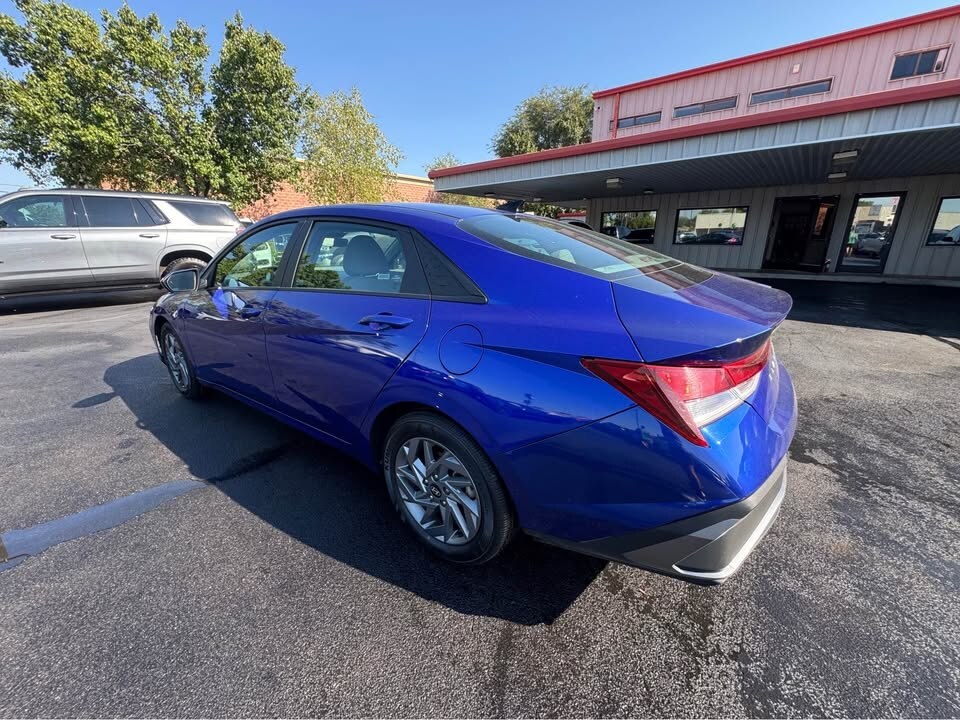 2024 Hyundai Elantra SEL photo 3