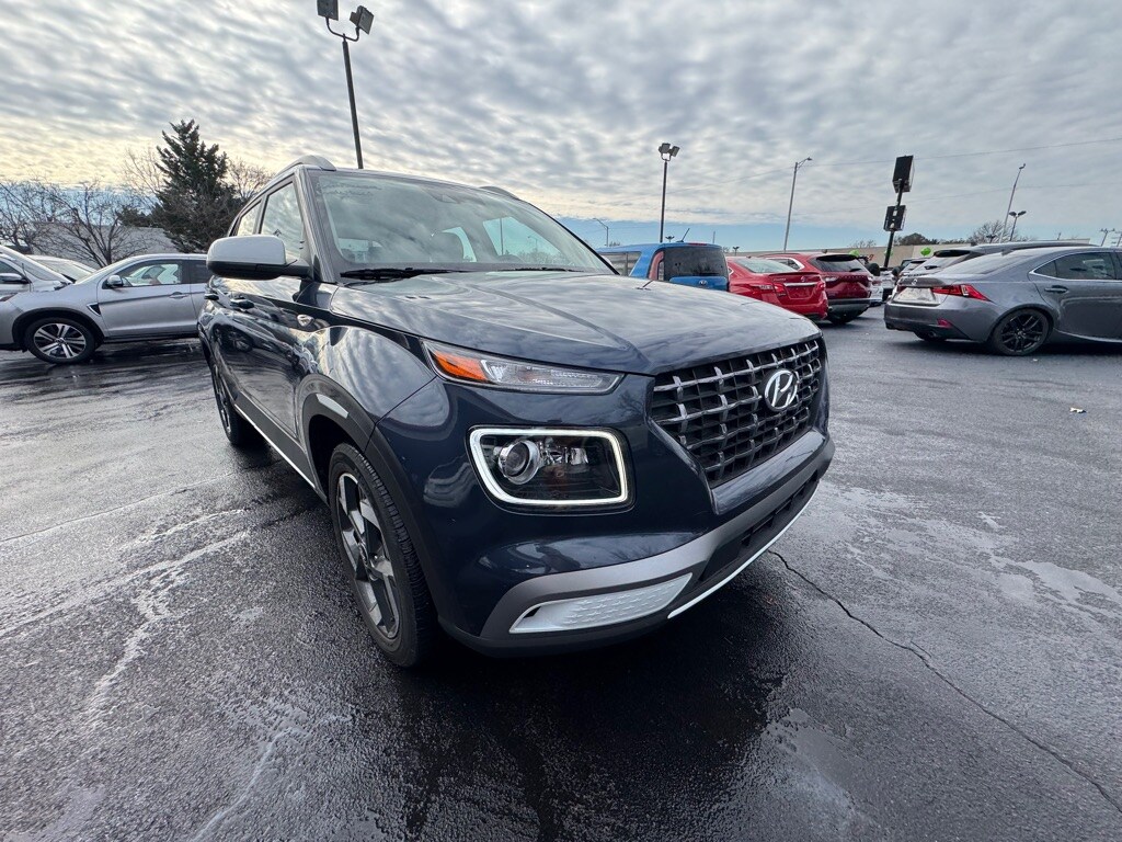 Used 2024 Hyundai Venue SEL Hatchback