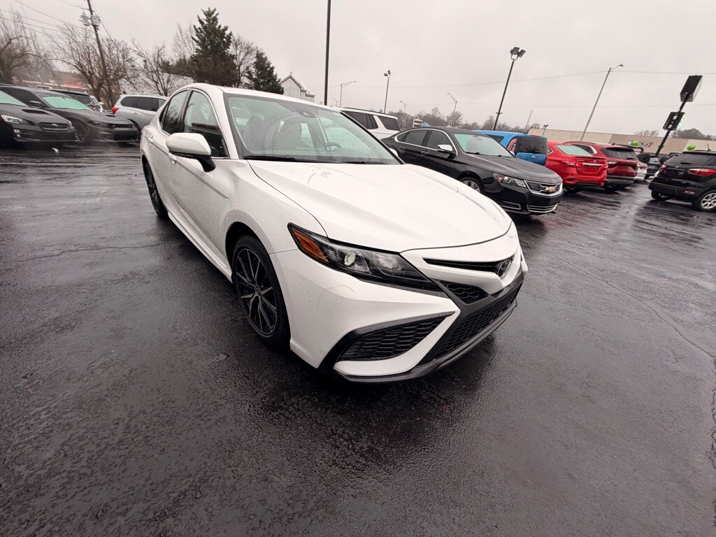 2024 Toyota Camry SE photo 3