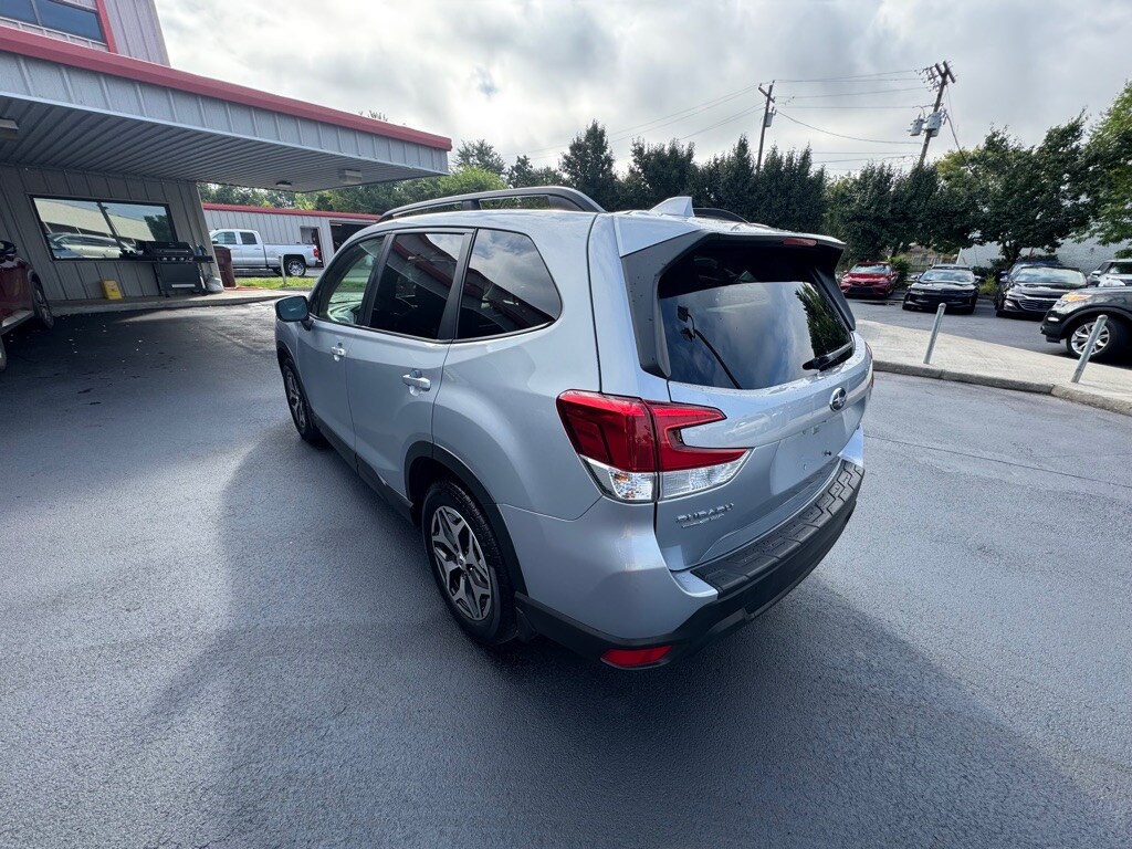 2021 Subaru Forester Premium photo 4
