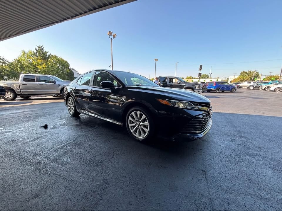 2019 Toyota Camry SE XLE photo 4