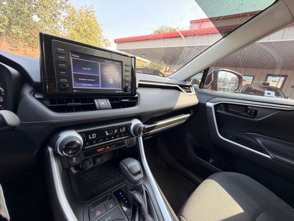 2021 Toyota RAV4 LE - Photo 12