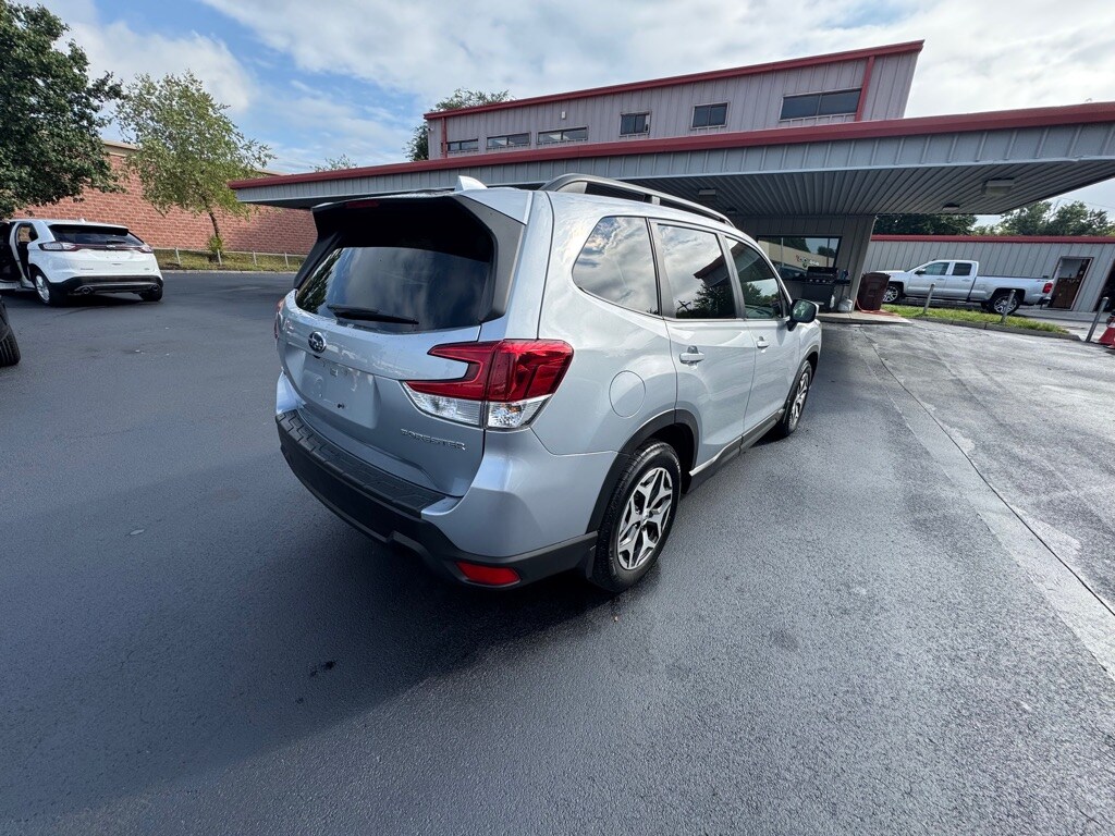 2021 Subaru Forester Premium photo 3