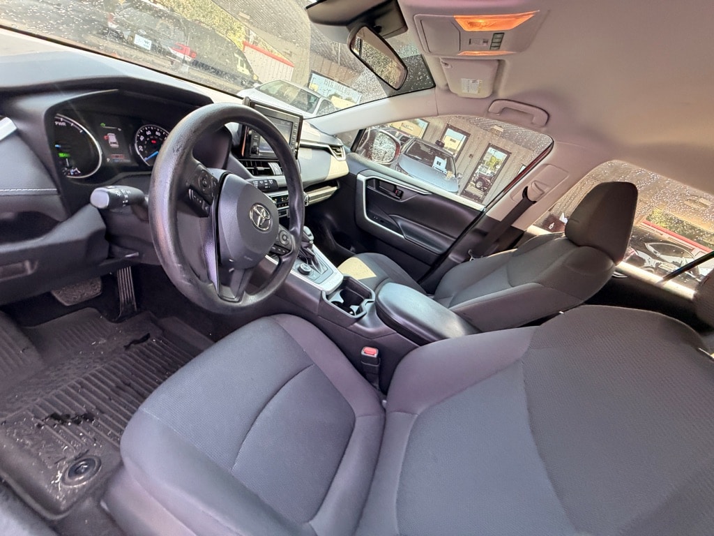 2021 Toyota RAV4 LE - Photo 11