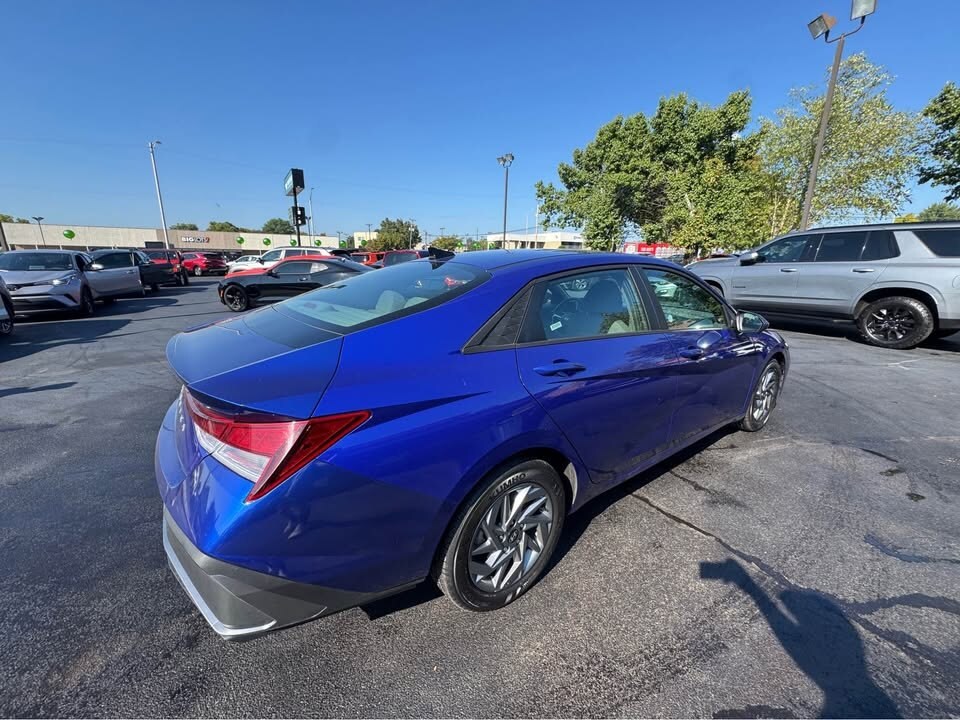 2024 Hyundai Elantra SEL photo 4