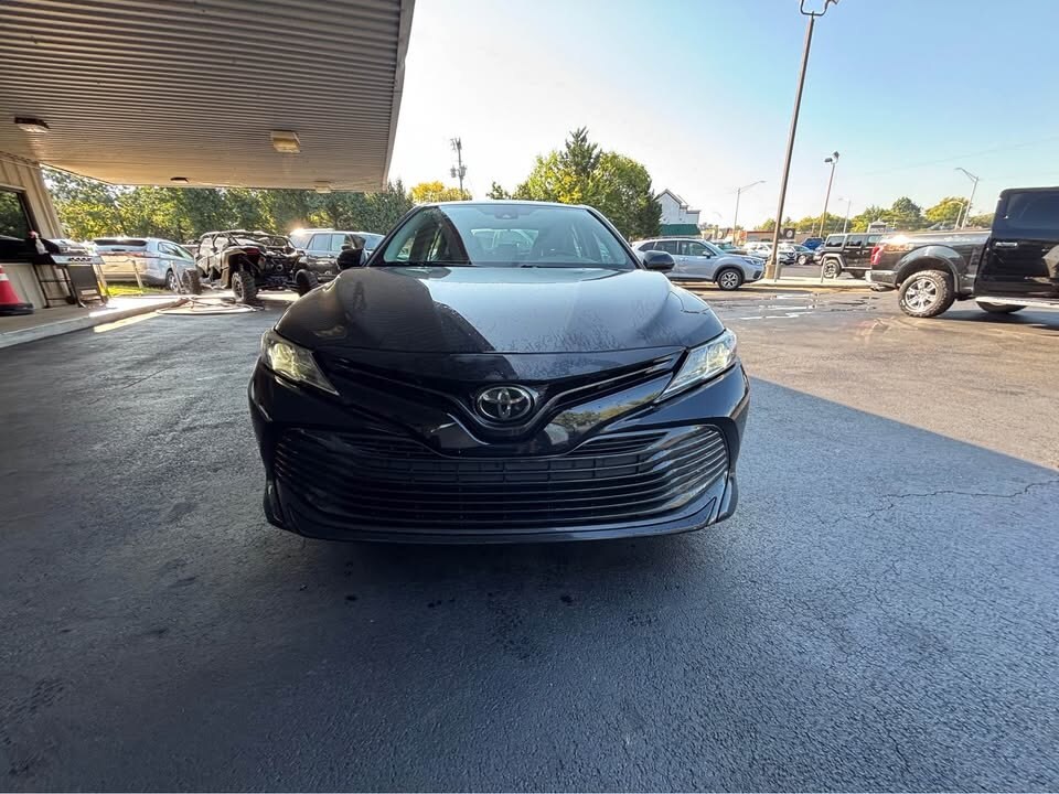 2019 Toyota Camry SE XLE photo 2