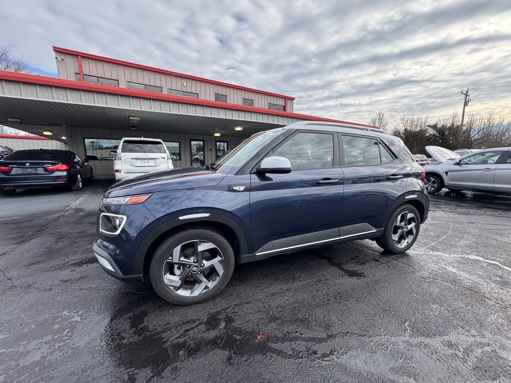 Used 2024 Hyundai Venue SEL Hatchback