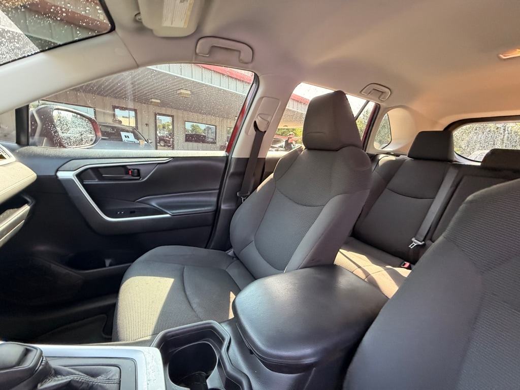 2021 Toyota RAV4 LE - Photo 10