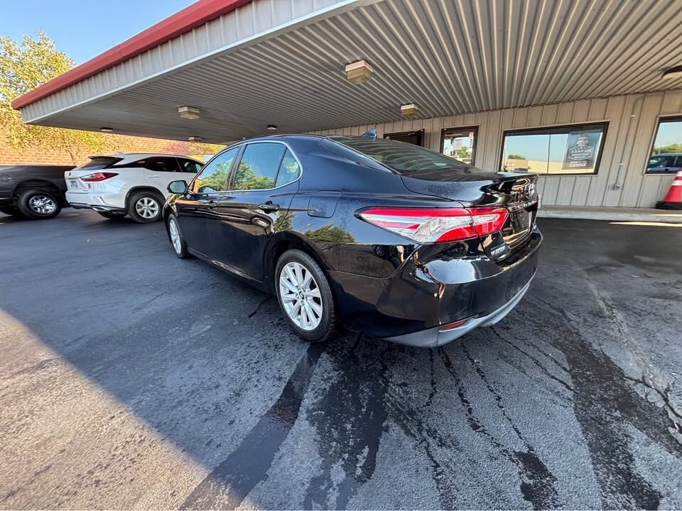 2019 Toyota Camry SE XLE photo 3