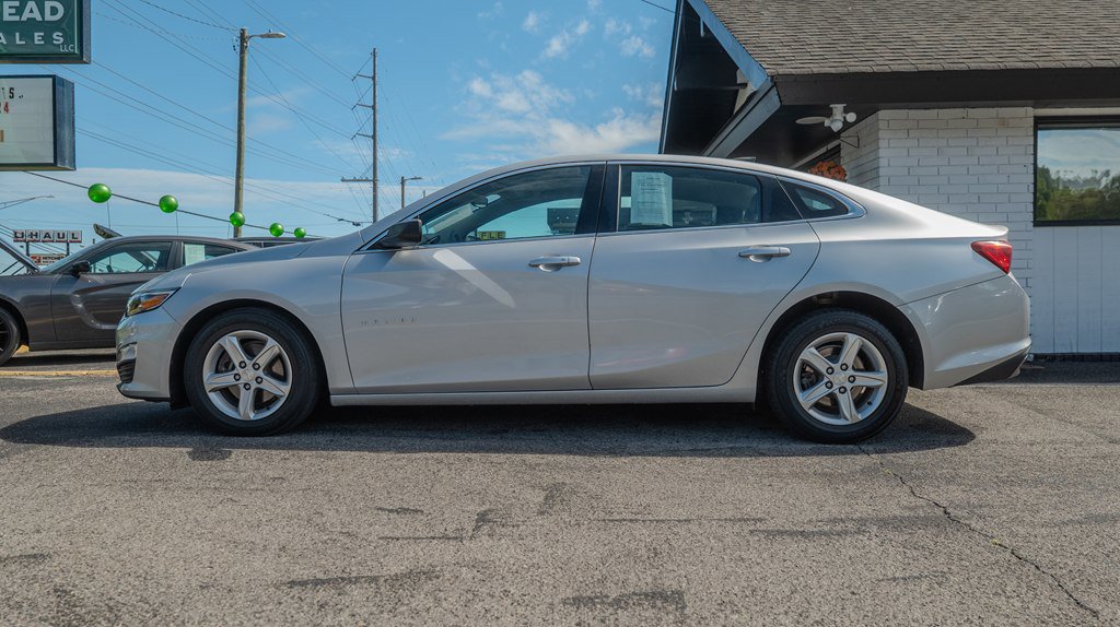 2019 Chevrolet Malibu photo 2