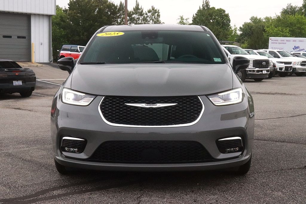Used 2025 Chrysler Pacifica Select Minivan/Van
