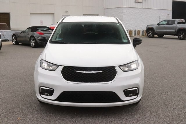 2024 Chrysler Pacifica Touring L photo 2