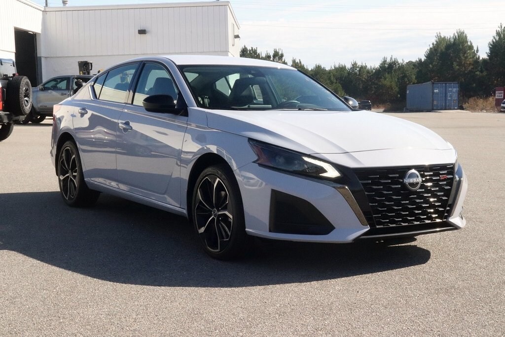 2025 Nissan Altima 2.5 SR photo 2