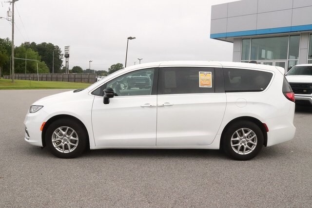 2024 Chrysler Pacifica Touring L photo 4