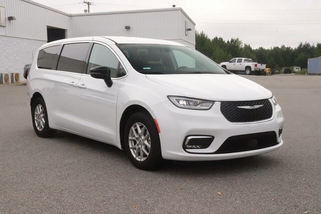 2024 Chrysler Pacifica Touring L photo 3