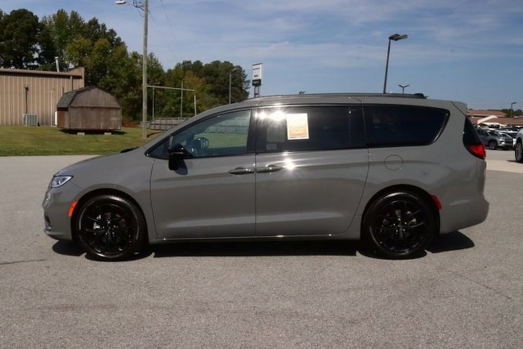 Used 2025 Chrysler Pacifica Limited Minivan/Van