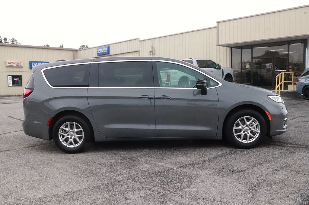 Used 2025 Chrysler Pacifica Select Minivan/Van