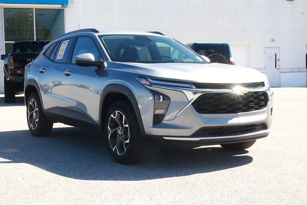 Used 2025 Chevrolet Trax LT SUV