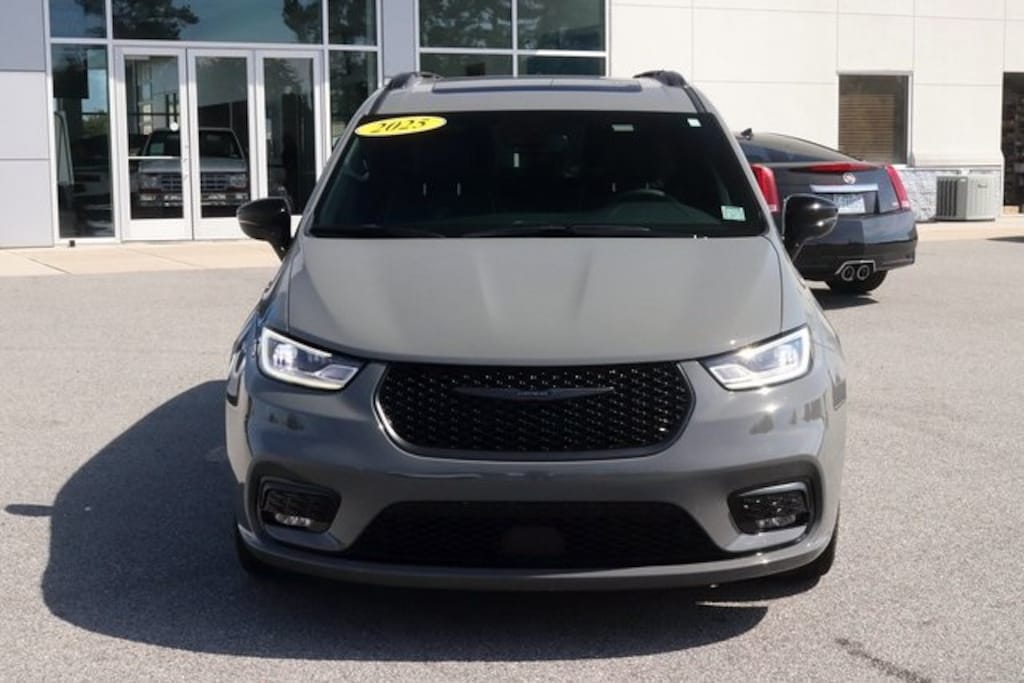 Used 2025 Chrysler Pacifica Limited Minivan/Van