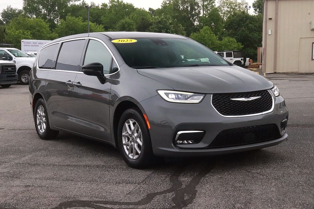 Used 2025 Chrysler Pacifica Select Minivan/Van