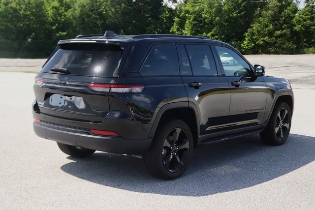 2024 Jeep Grand Cherokee Altitude photo 2