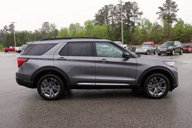 2025 Ford Explorer photo 4
