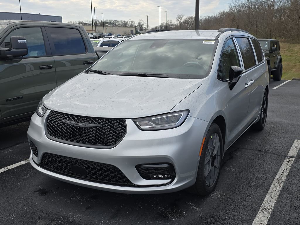 2026 Chrysler Pacifica Select's photo