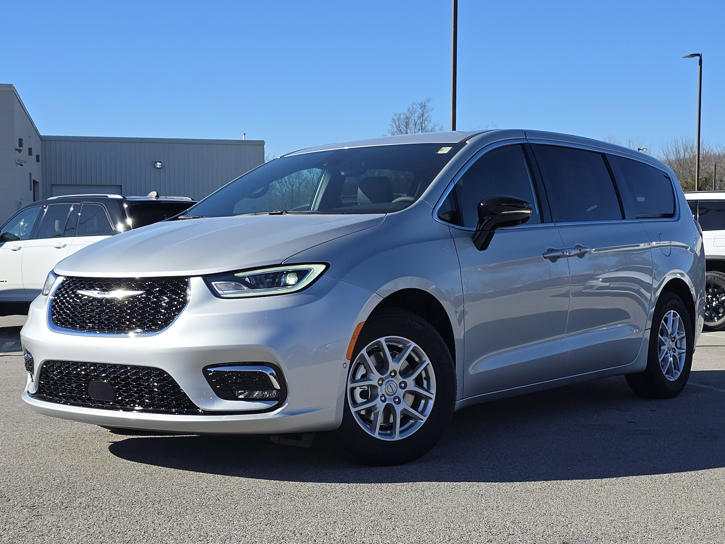 2026 Chrysler Pacifica Select's photo