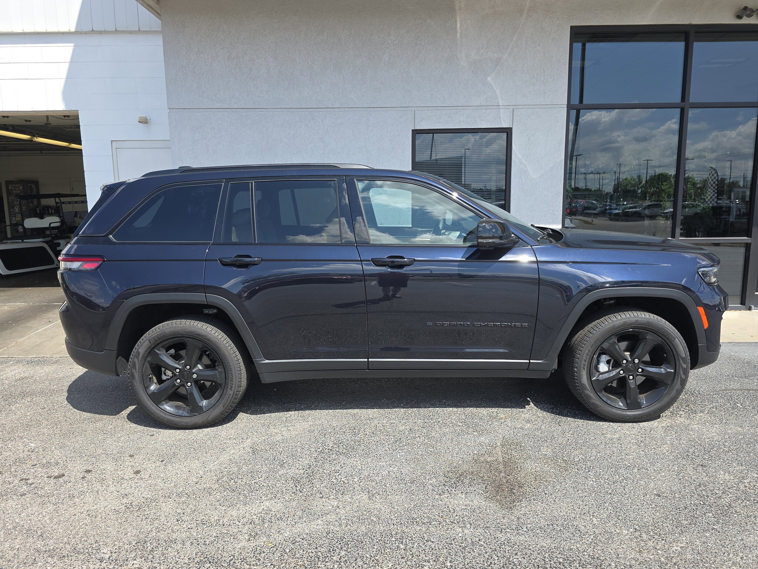 2024 Jeep Grand Cherokee Limited photo 2