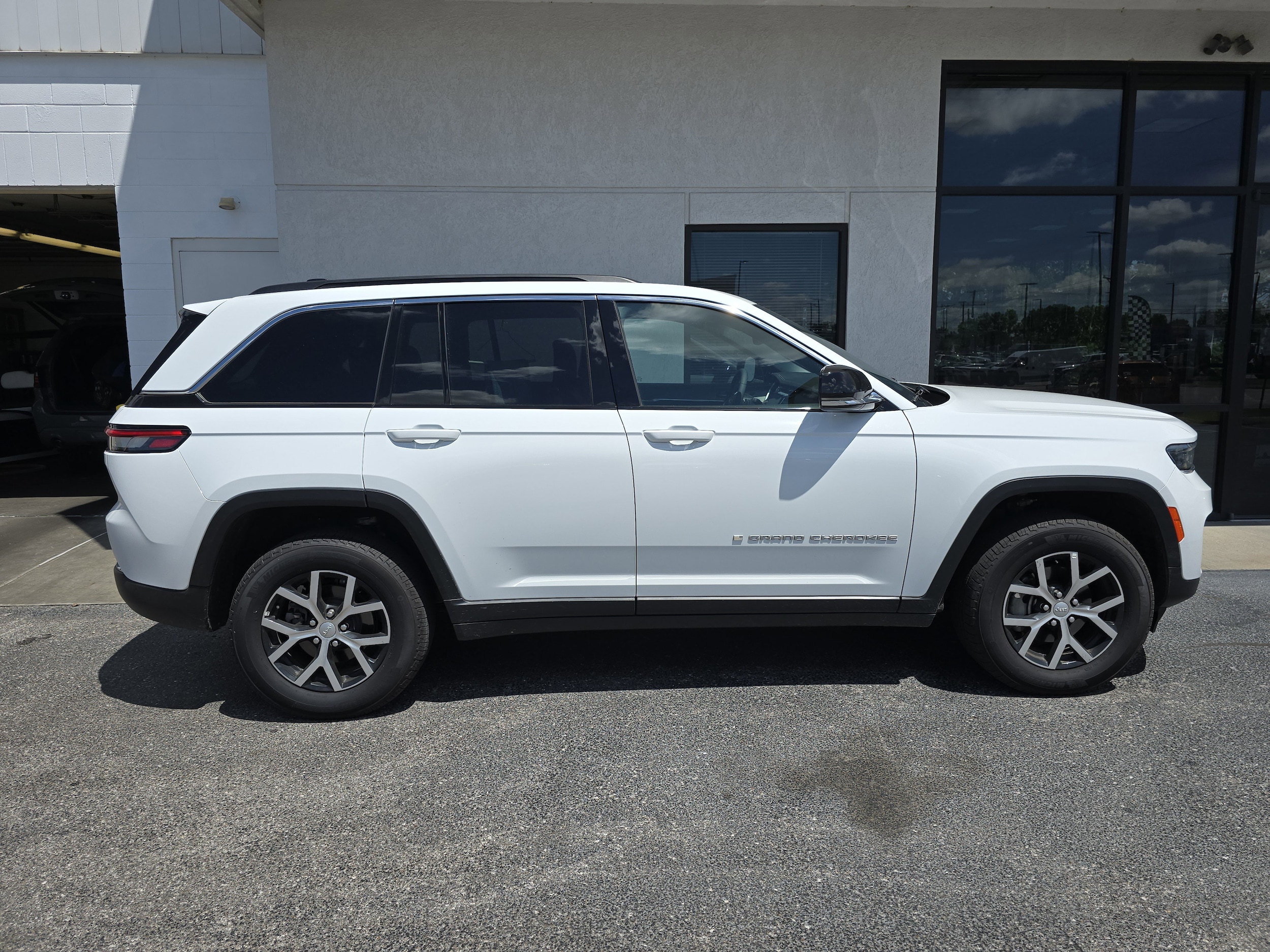 Used 2024 Jeep Grand Cherokee Limited with VIN 1C4RJHBG2R8607559 for sale in Sylvania, OH
