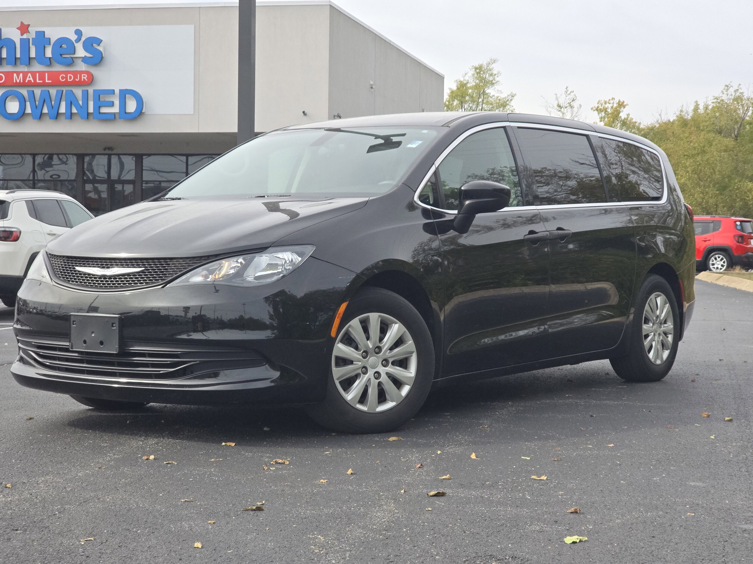 2018 Chrysler Pacifica L photo 2