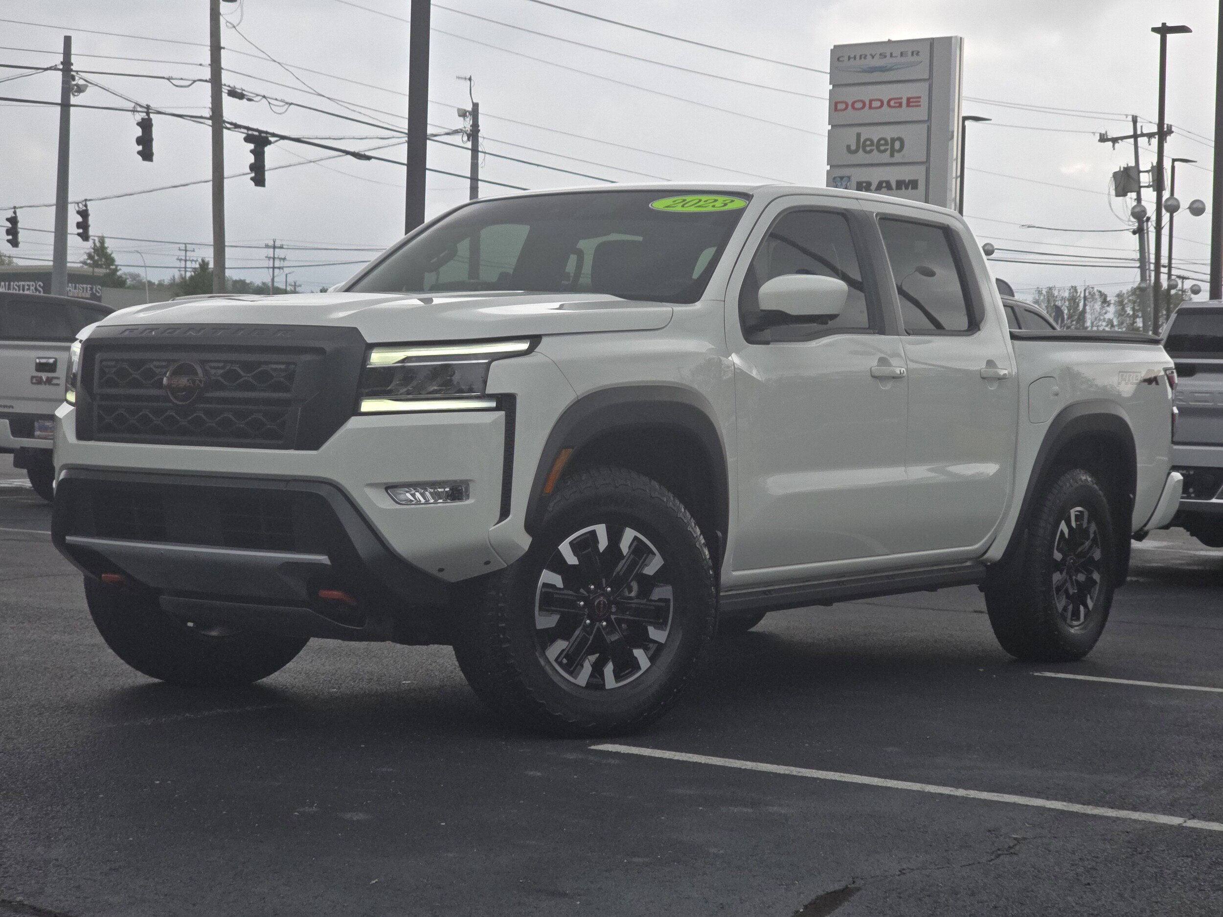 2023 Nissan Frontier PRO-4X Crew Cab photo 2