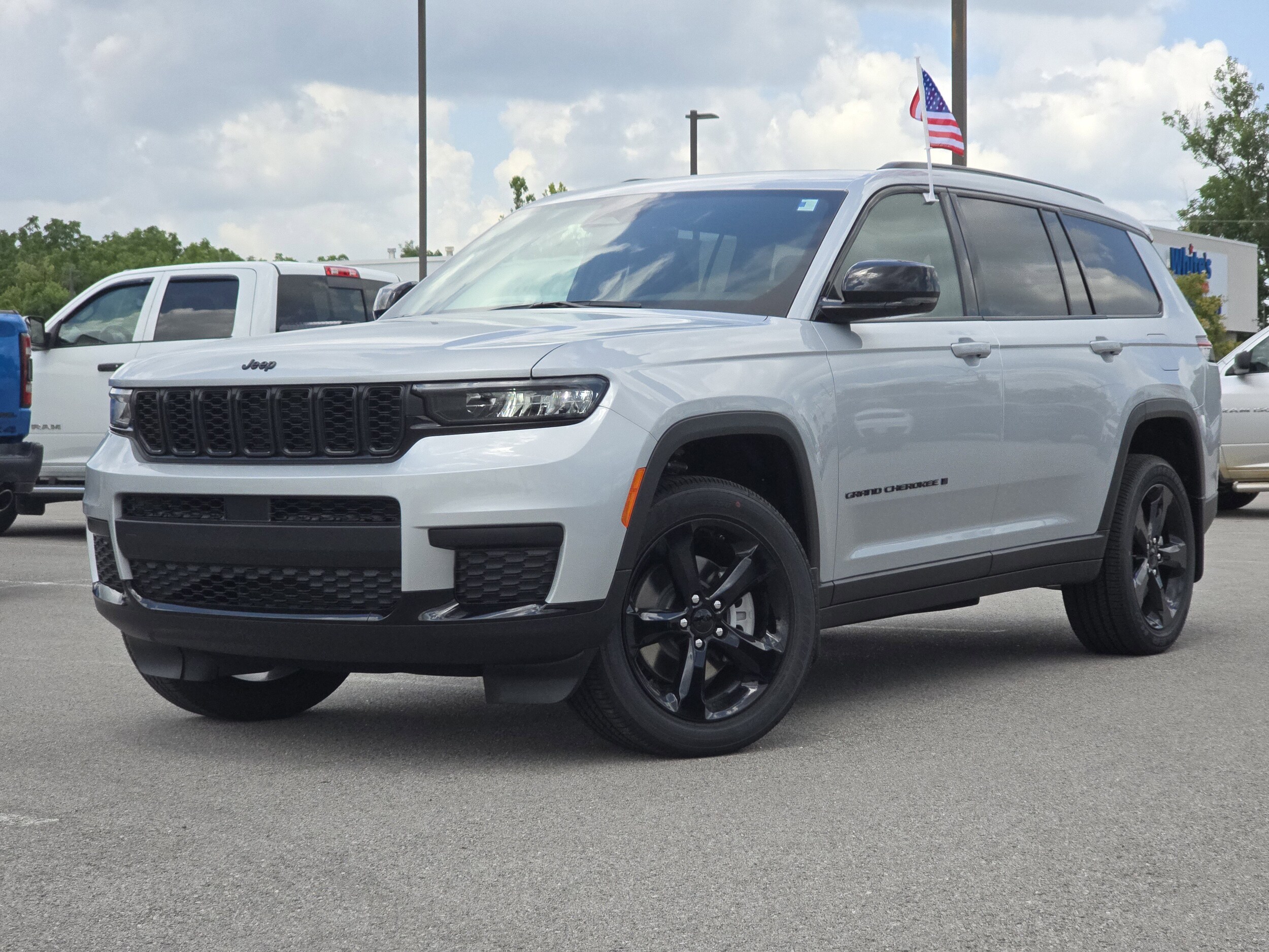 2025 Jeep Grand Cherokee Altitude photo 2
