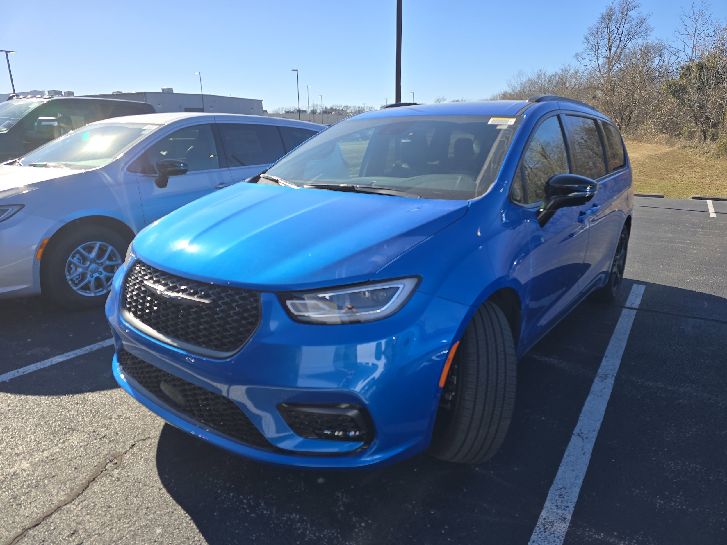 2026 Chrysler Pacifica Select's photo